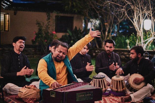 Musicians singing with harmonium and tabla